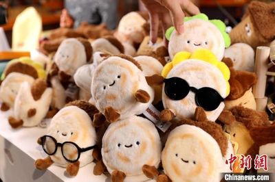 西安文創產品“絨饃饃”走紅網絡，傳統美食變身潮玩新寵